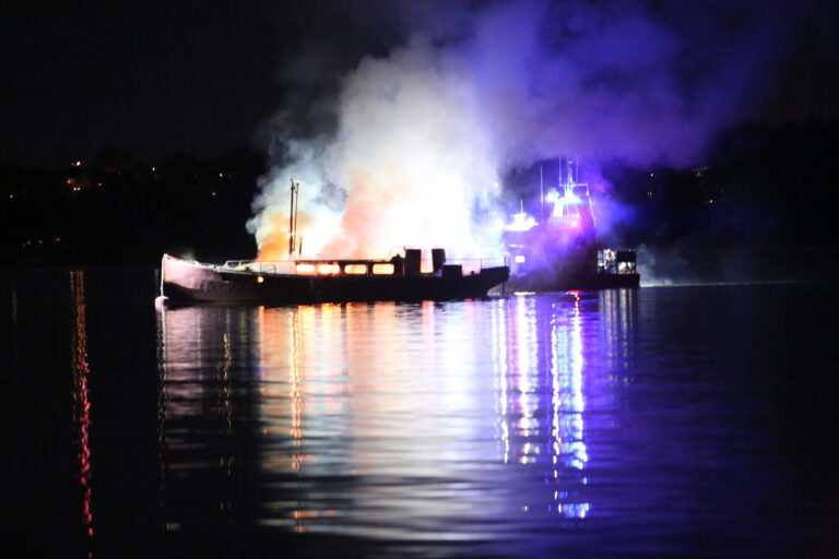 Kraftig brand i segelbåt utanför Ljunglöfska slottet