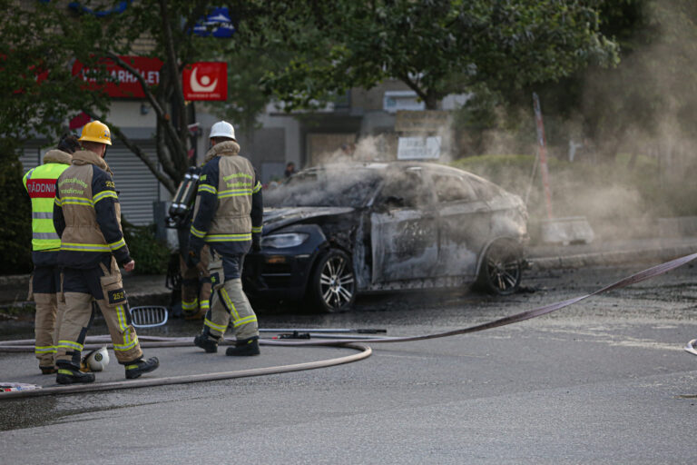Personbil brann på Grimstagatan-Kraftig rökutveckling